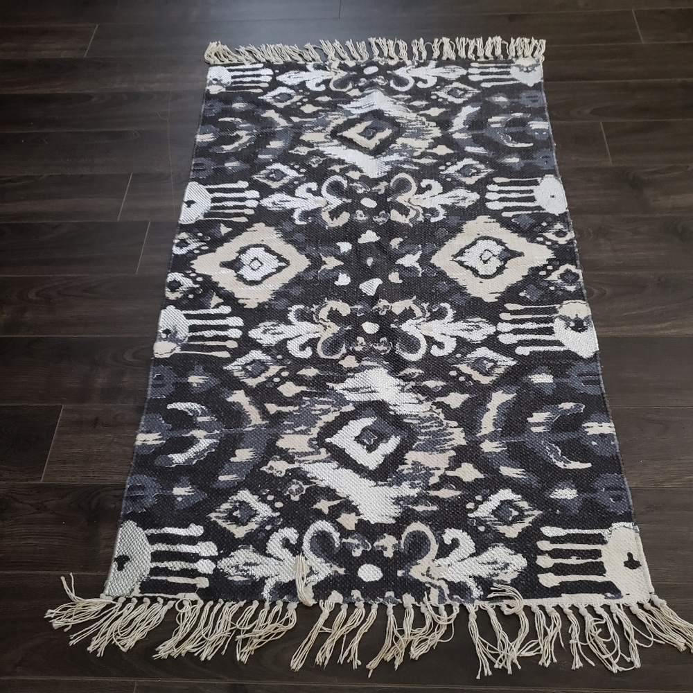Blue metalic woven tufted fringe rug - Picture 4 of 4